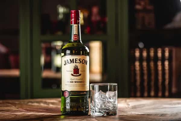 <span color-type="color" style="color: #ffffff;">Jameson Original</span>