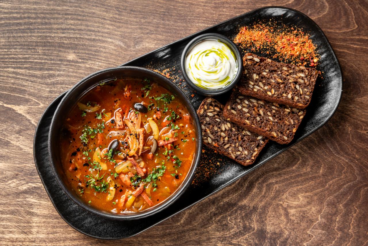 <span color-type="color" style="color:    #ffffff;">Солянка мясная&nbsp;<span color-type="color" style="color: #d60808;">new</span><br></span>