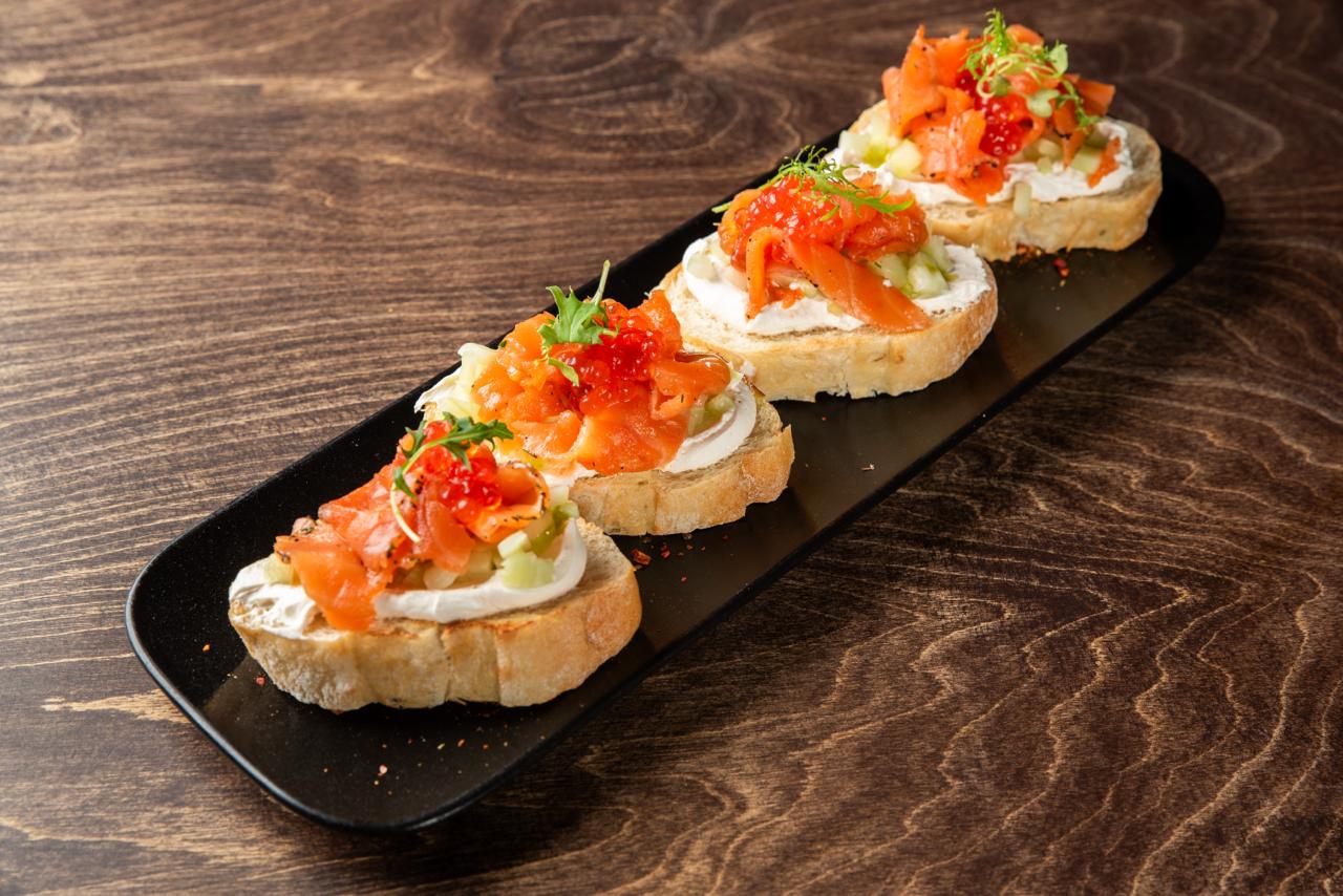 Брускетты с маринованным лососем<br>