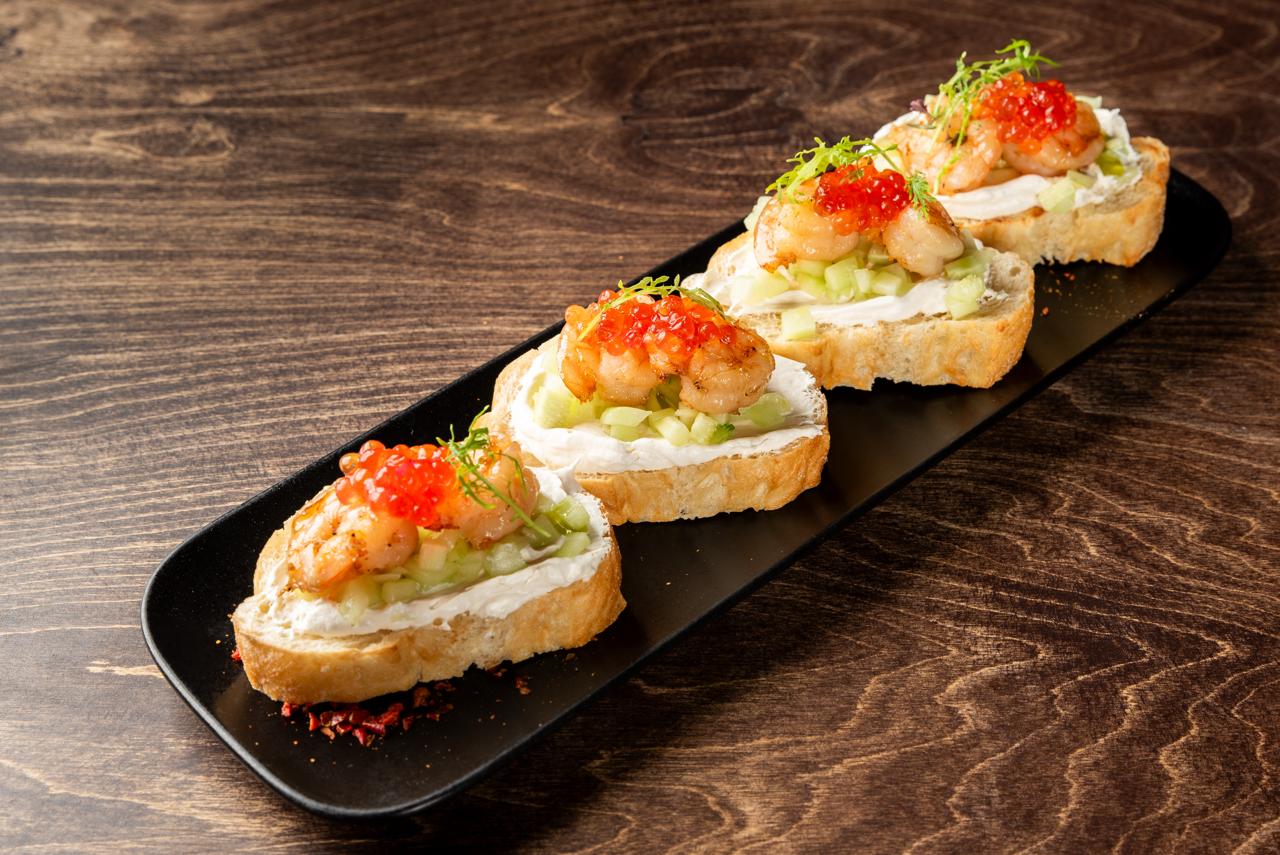 Брускетты с тигровыми креветками<br>
