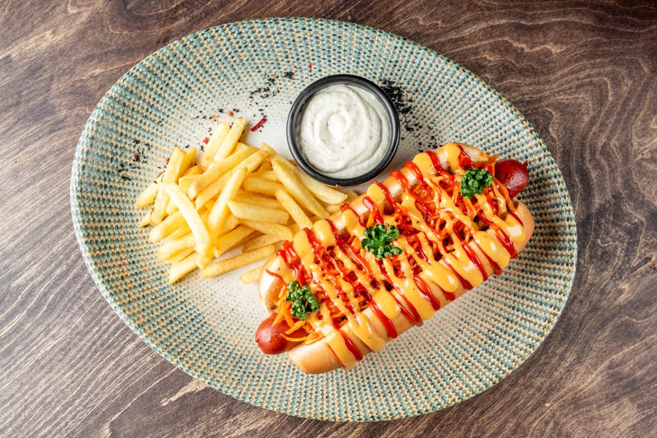 Хот-дог с охотничьей колбаской и копченой говядиной<br>